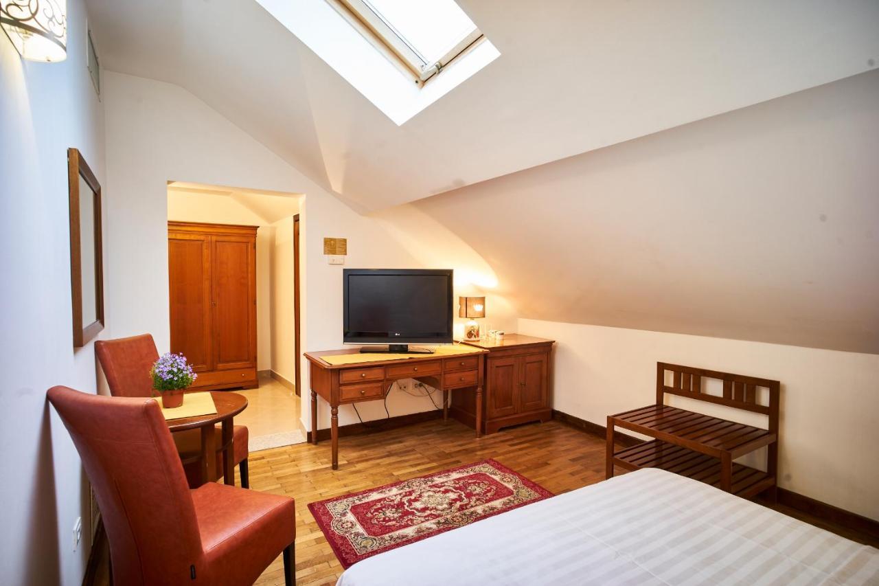 Cozy Attic Room V Бухарест Екстер'єр фото